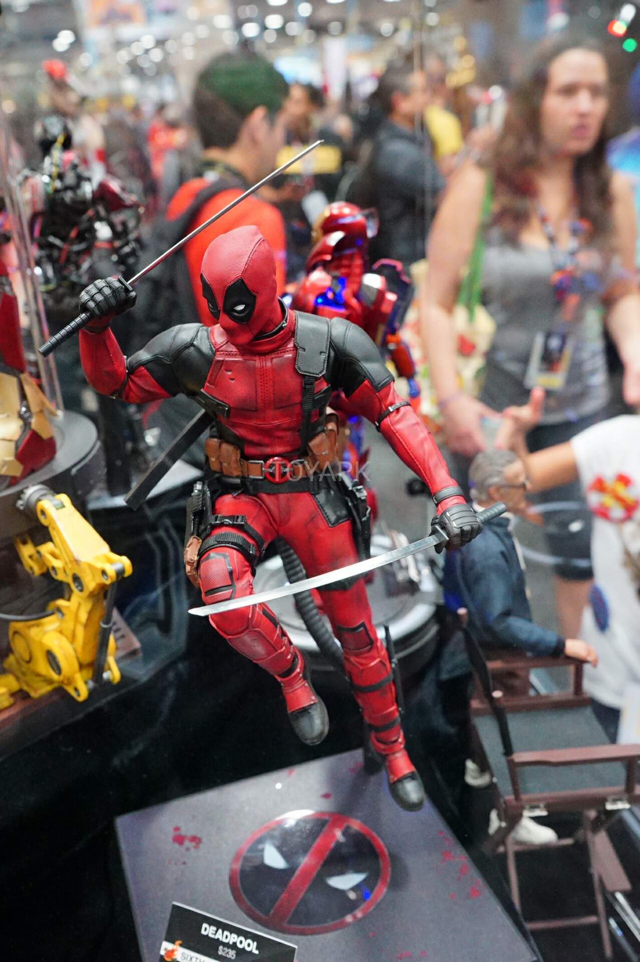 SDCC-2016-Hot-Toys-Marvel-Deadpool001.jpg