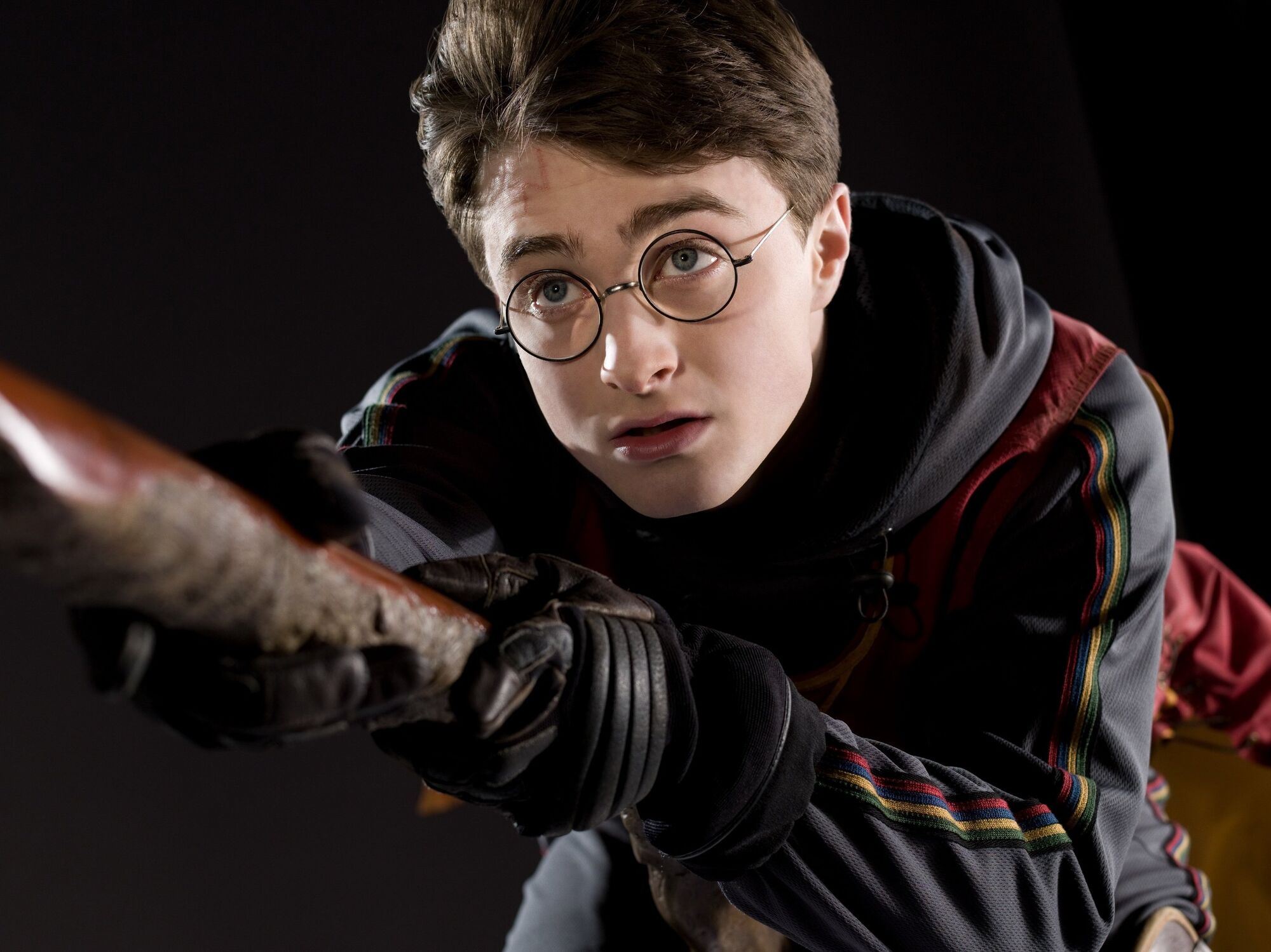 2000px-Harry_Potter_-_Quidditch_(HBP_promo)_2.jpg