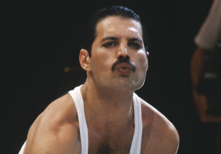 Freddie-s-kiss-freddie-mercury-31674777-431-300.jpg