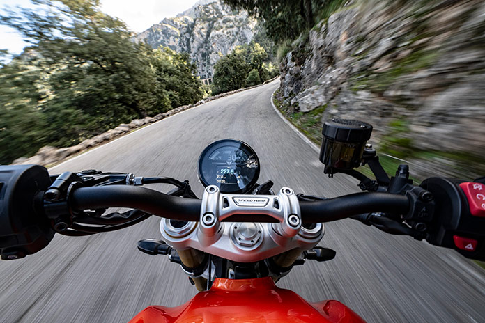 2025 Triumph Speed Twin 1200 RS cockpit action