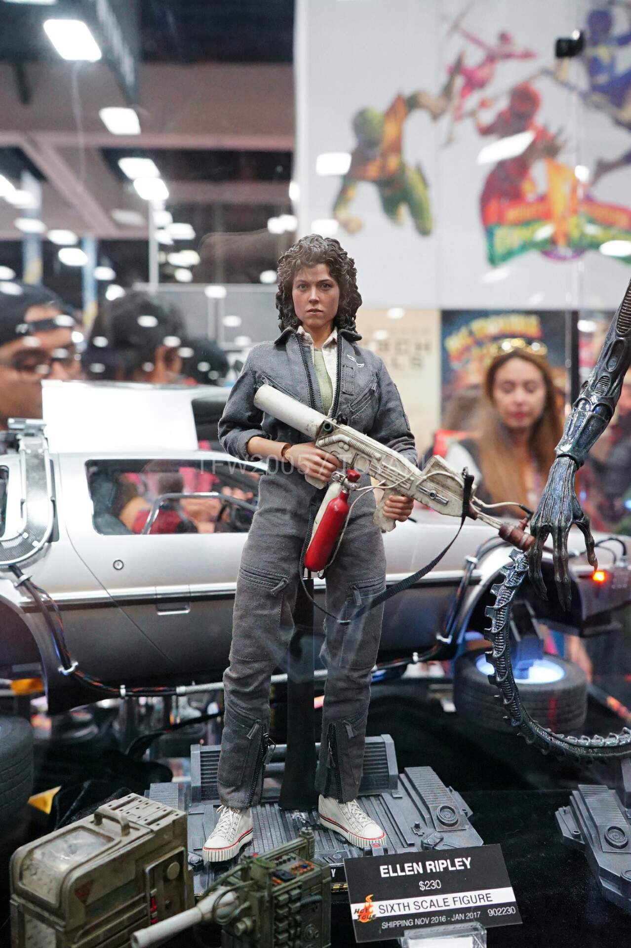 SDCC-2016-Hot-Toys-Aliens-001.jpg