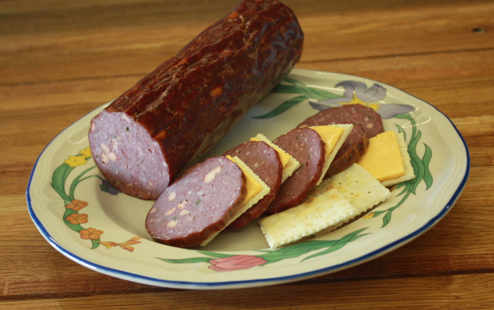 smoked_deer_sausage_askthemeatman_sliced_cheese_crackers_1000wide.JPG