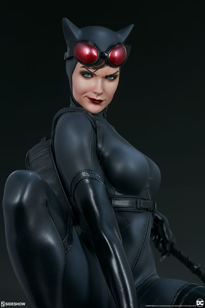 dc-comics-catwoman-premium-format-figure-sideshow-300678-12.jpg