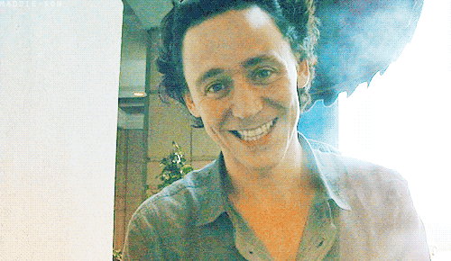 Tom-Hiddleston-tom-hiddleston-24870260-500-290.gif