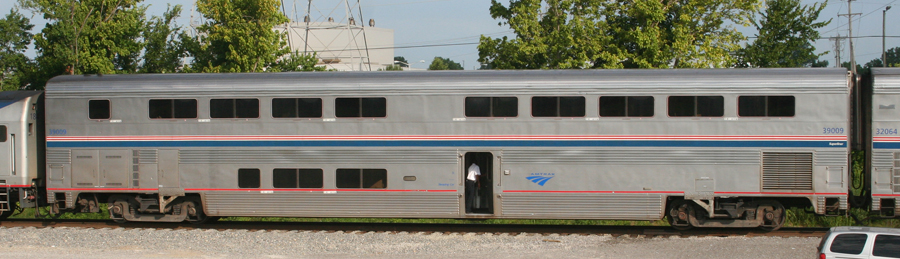 Amtrak-39009-Superliner-transition-sleeper-MEM-7-4-08.jpg
