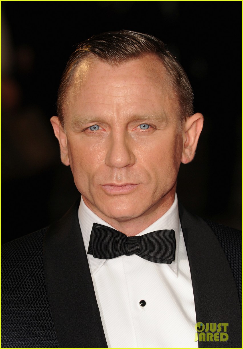 daniel-craig-javier-bardem-skyfall-premiere-studs-02.jpg