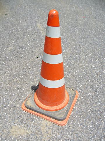 360px-Road-cones%2Csankaku-cones%2Cjapan.JPG