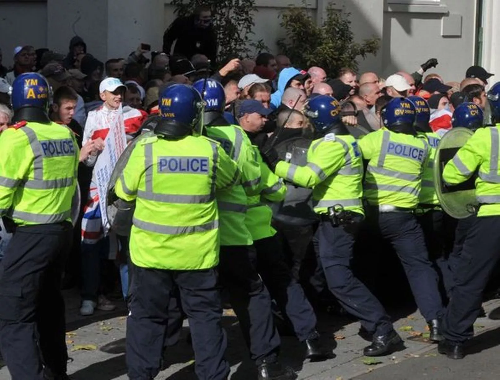 image-13-for-edl-in-walsall-protests-by-the-english-defence-league-gallery-79968696.jpg