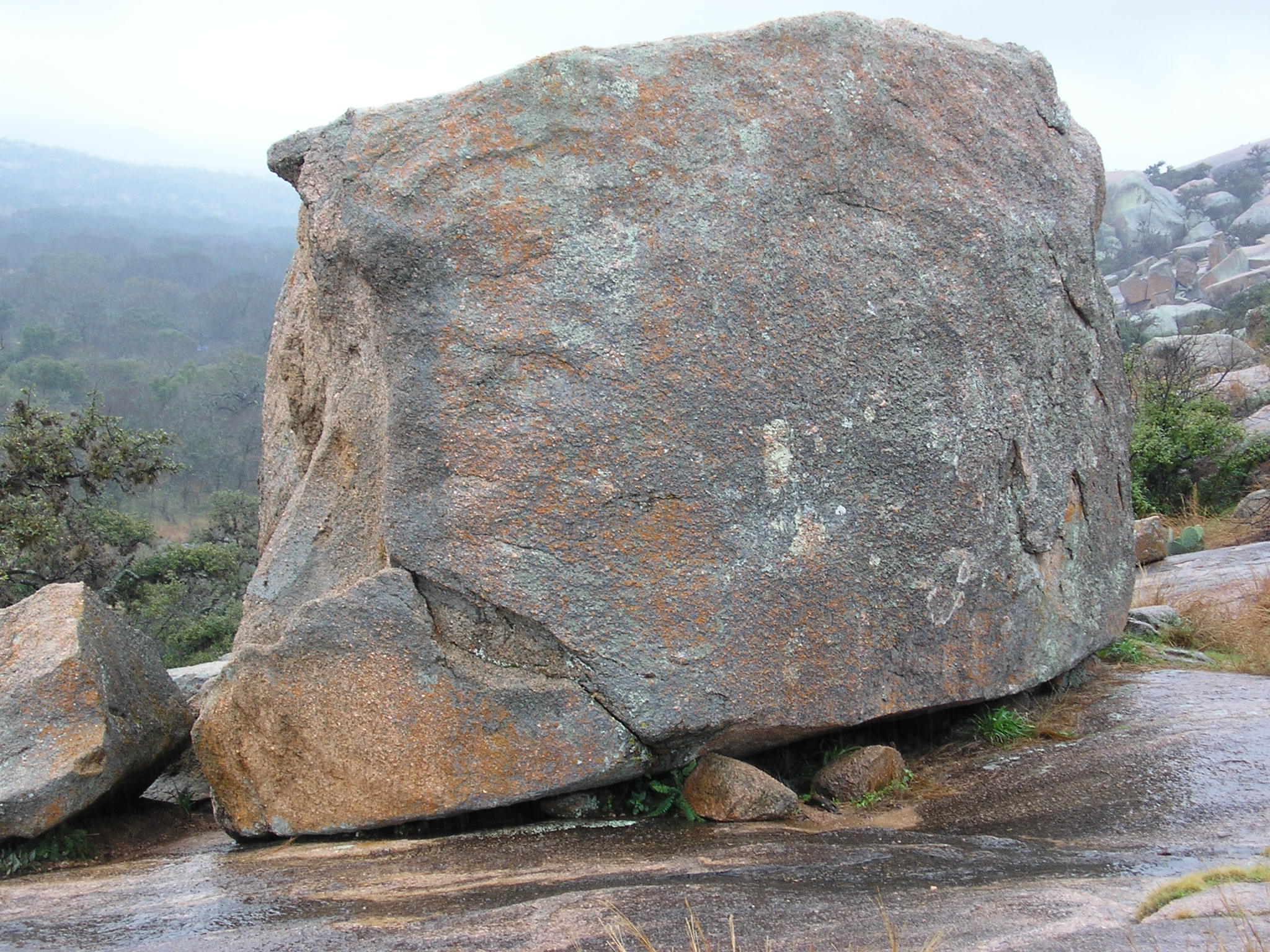 Enchanted_Rock,_boulder.jpg