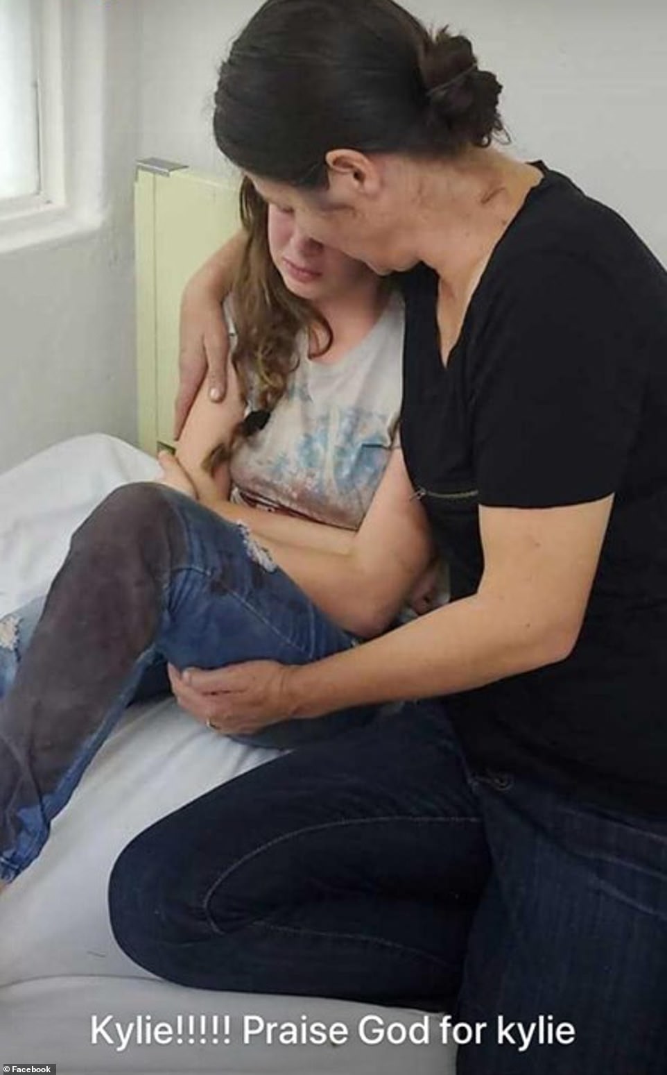 20615650-7650129-Kylie_Evelyn_14_is_pictured_in_hospital_with_blood_soaked_jeans_-a-31_1572949905758.jpg