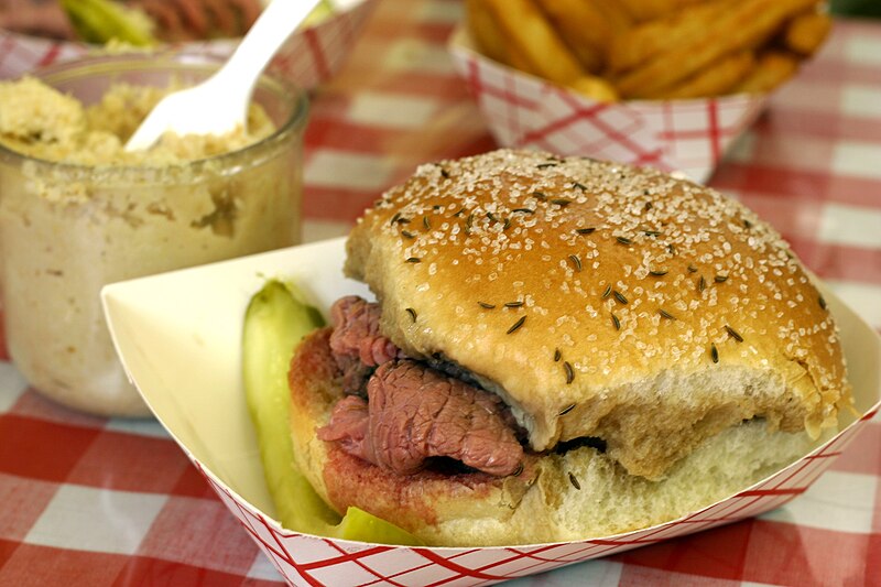 800px-Small_-_Beef_on_Weck.jpg