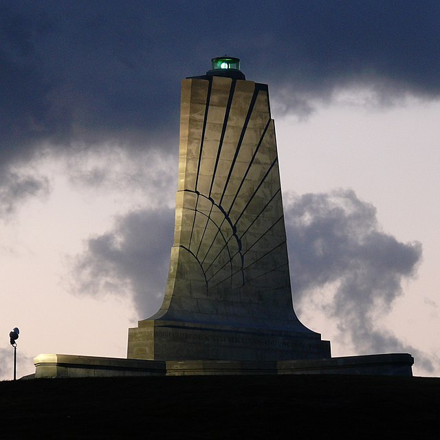 640px-Wright_Brothers_Memorial-27527-1.JPG