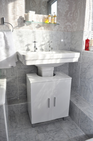 white-under-sink-gloss-bathroom-cabinet-313__600.jpg