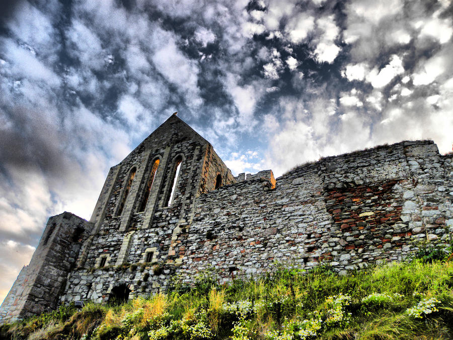 Peel_Castle_Cathedral_by_basement_ghost.jpg