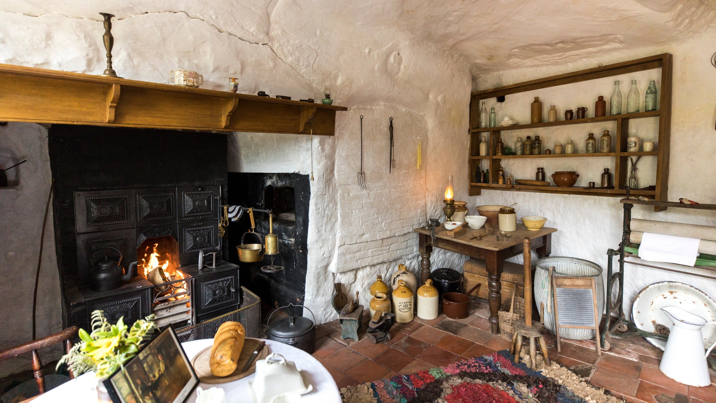 fletchers-cottage-front-room-kinver-rock-houses-staffs-1591103.jpg