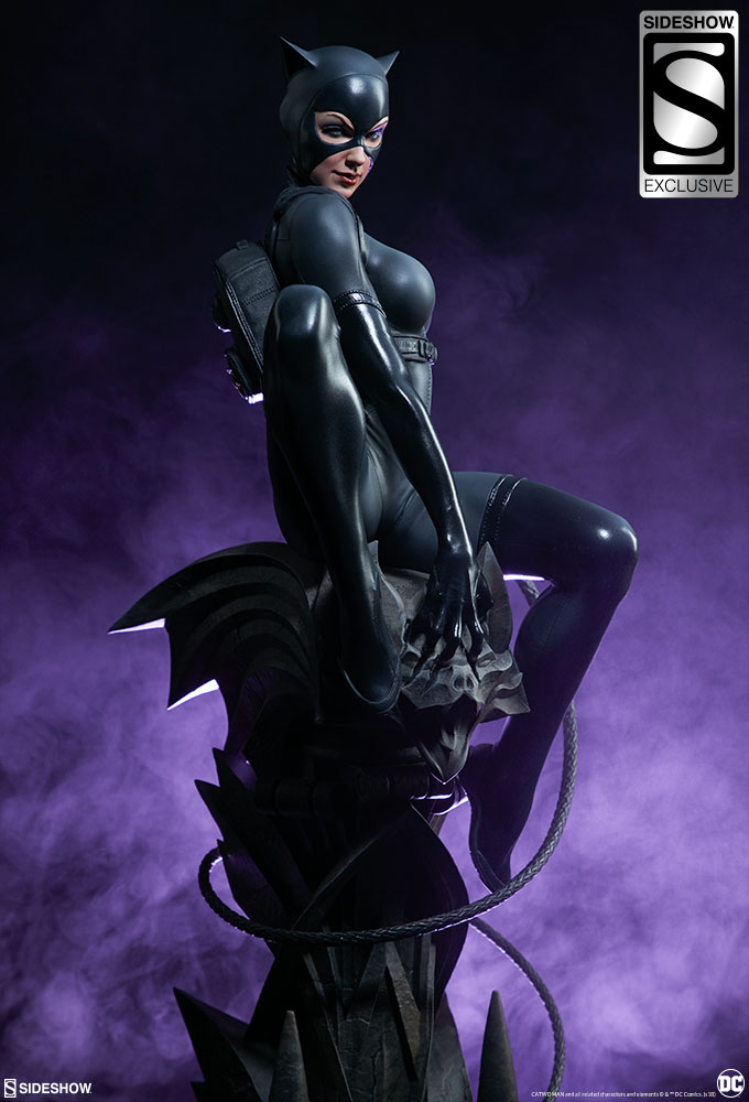 dc-comics-catwoman-premium-format-figure-sideshow-3006781-04.jpg