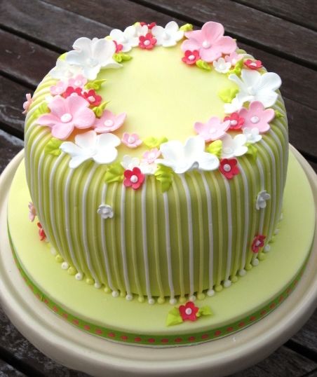 Green+striped+birthday+cake+with+flowers.JPG