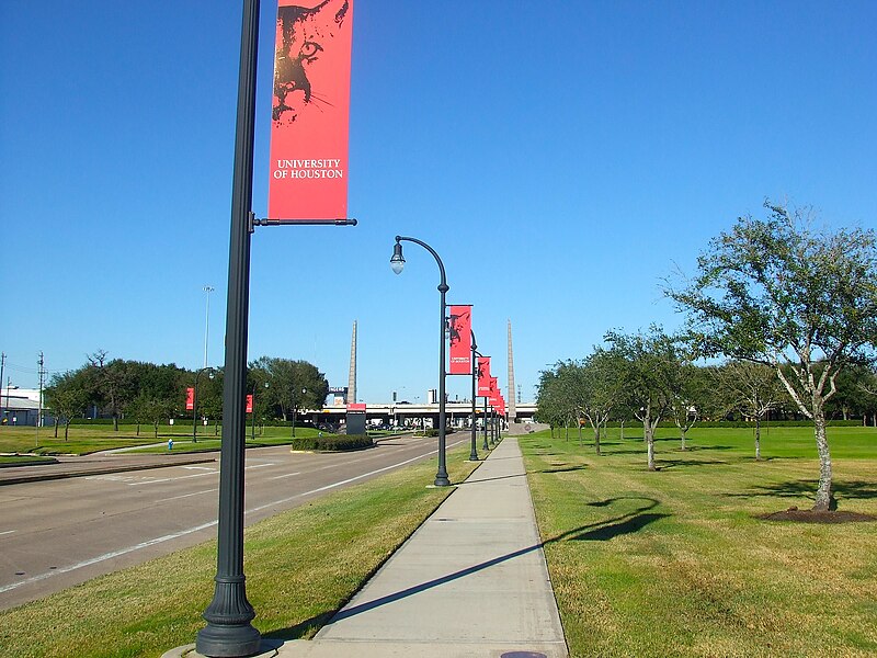 800px-University_of_Houston_entrance.jpg