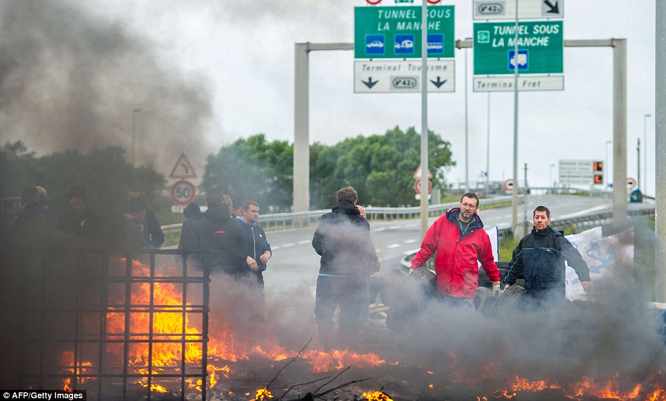 29E2772D00000578-3135685-The_wildcat_strikes_closed_the_Port_of_Calais_and_the_Channel_Tu-a-24_1435080246298.jpg