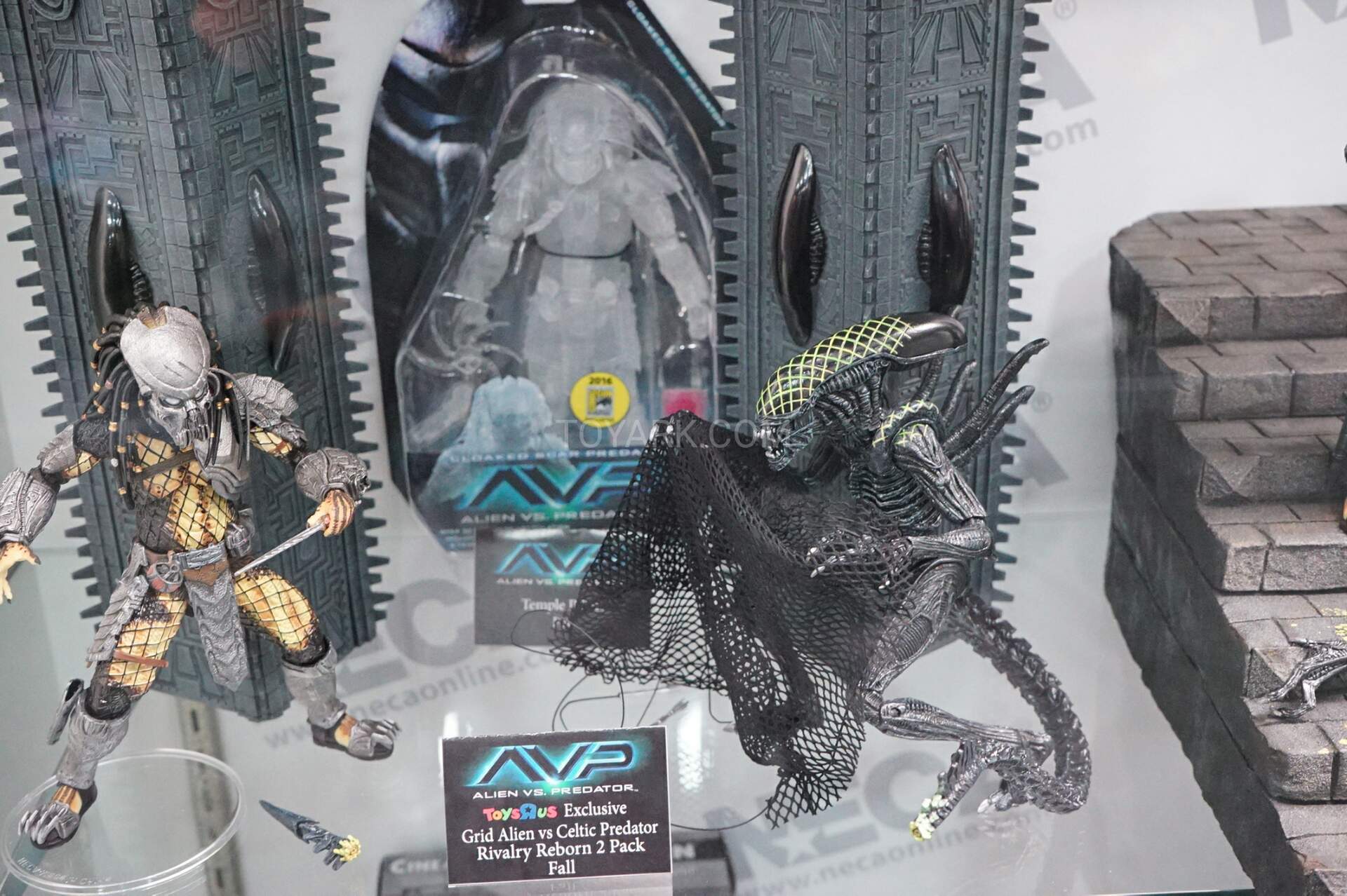 SDCC-2016-NECA-AvP-and-Predators-023.jpg