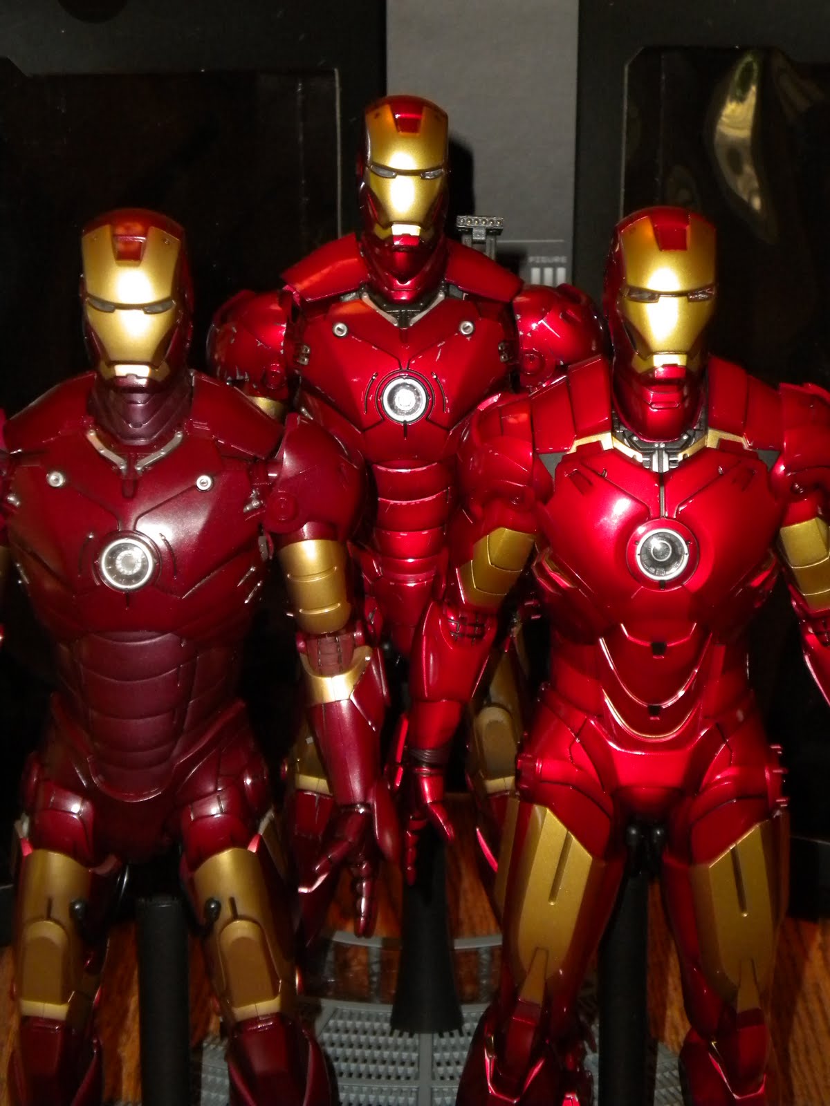 Hot+Toys+Iron+Man+Mark+III+Battle+Damaged+058.JPG