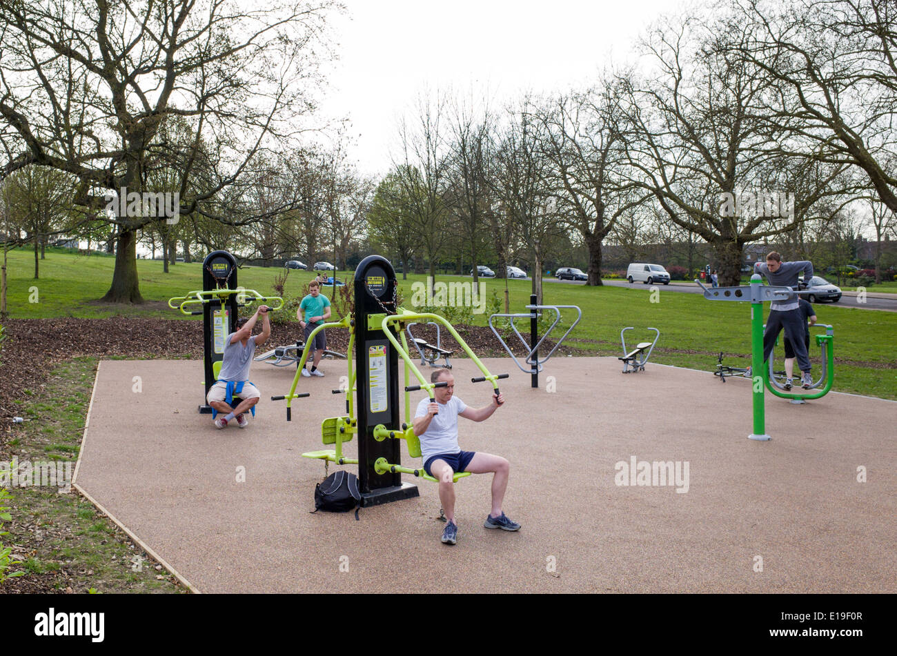people-exercising-at-outdoor-gym-in-finsbury-park-haringey-london-E19F0R.jpg