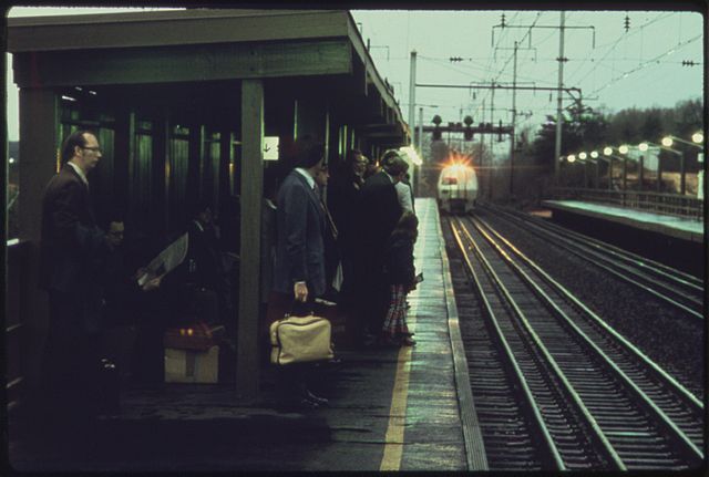 640px-PASSENGERS_WAITING_FOR_AN_AMTRAK_METROLINER_TRAIN_THAT_WILL_TAKE_THEM_FROM_A_WASHINGTON%2C_DISTRICT_OF_COLUMBIA%2C_SUBURB..._-_NARA_-_556673.jpg
