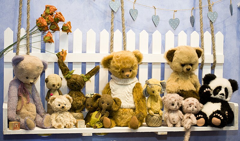 800px-Doll-salon-teddy-bears-ukraine.jpg