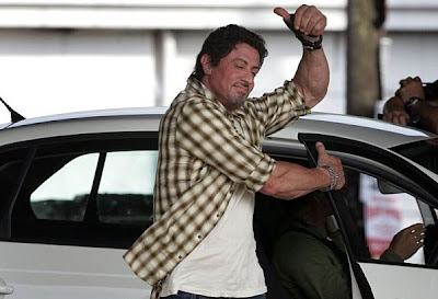 Stallone+gives+the+thumbs+up+to+the+Expendables.jpg