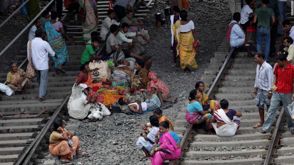120731025849-india-power-outage-railroad-horizontal-large-gallery.jpg