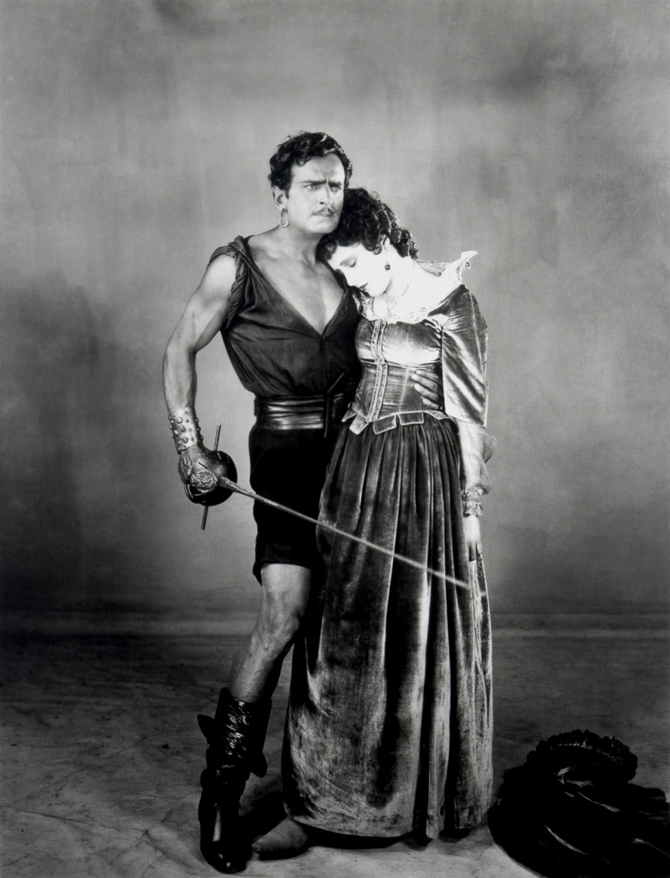 Douglas-Fairbanks-The-Black-Pirate-1926-silent-movies-24997610-976-1280.jpg