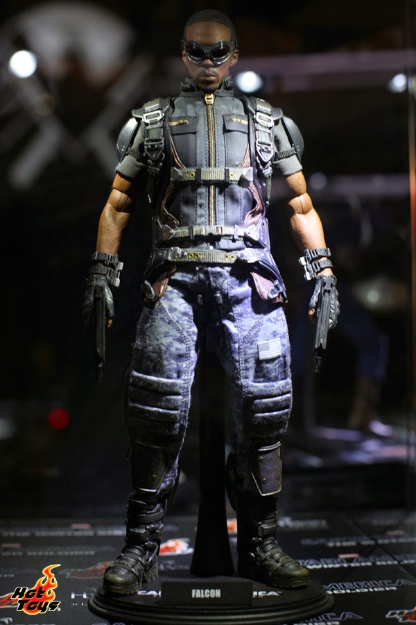 HOT_TOYS_HK_EXPO_DISPLAY_CAPTAIN_AMERICA_THE_WINTER_SOLDIER_FALCON_01.jpg