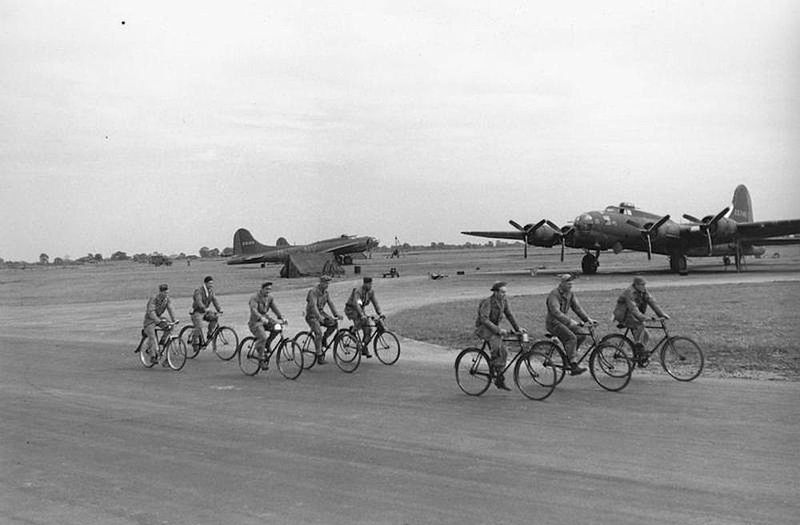 800px-92d_Bomb_Group_riding_bikes_past_B-17s.jpg
