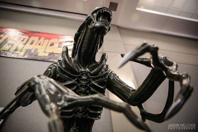 HCG-Alien-Warrior-Life-Size-Statue-004.jpg