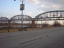 250px-MacArthur_Bridge.jpg