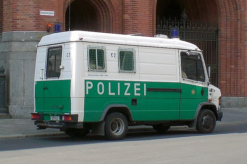 800px-Mercedes_Wanne_Polizei_Berlin.JPG