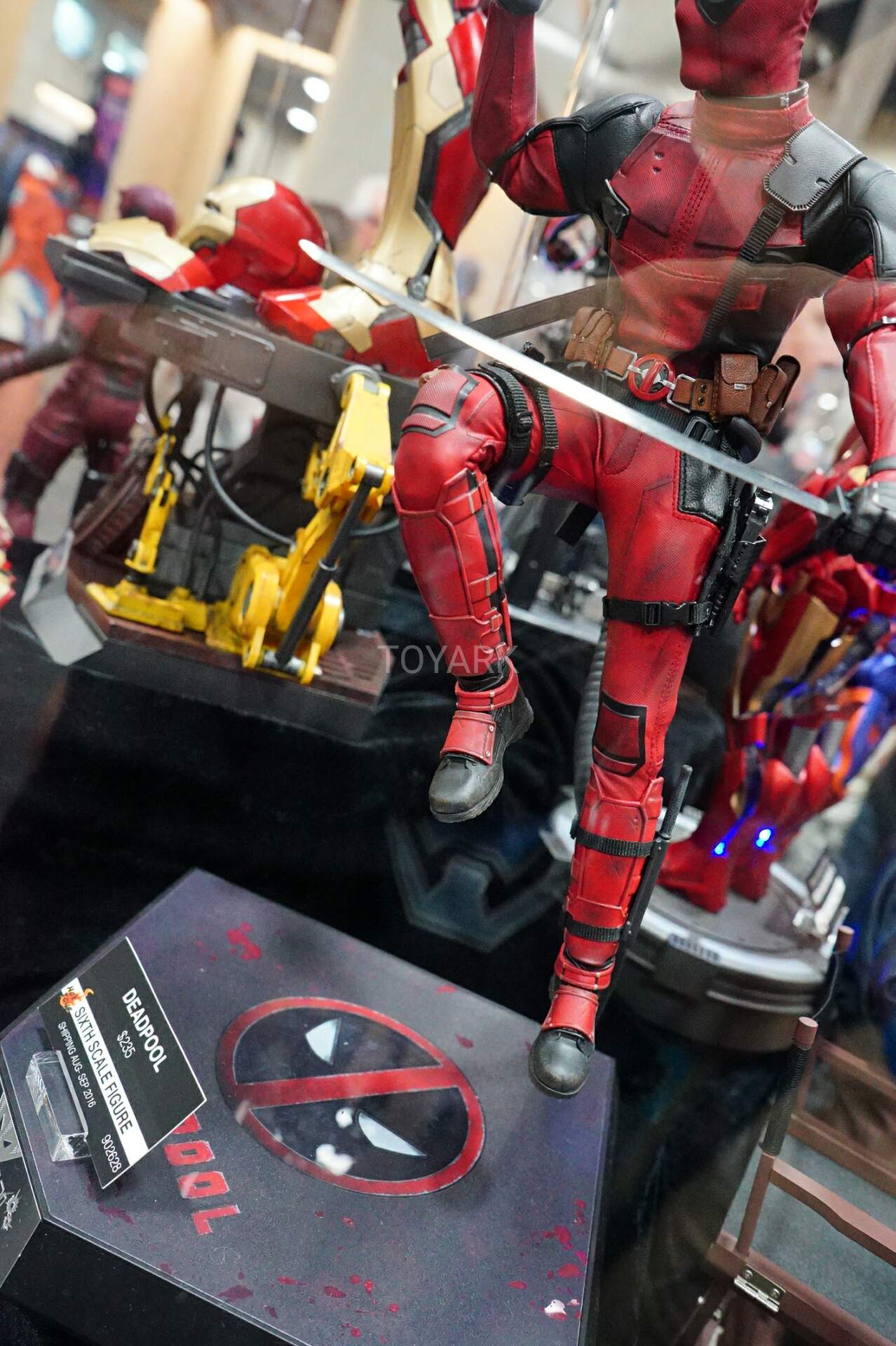 SDCC-2016-Hot-Toys-Marvel-Deadpool004.jpg