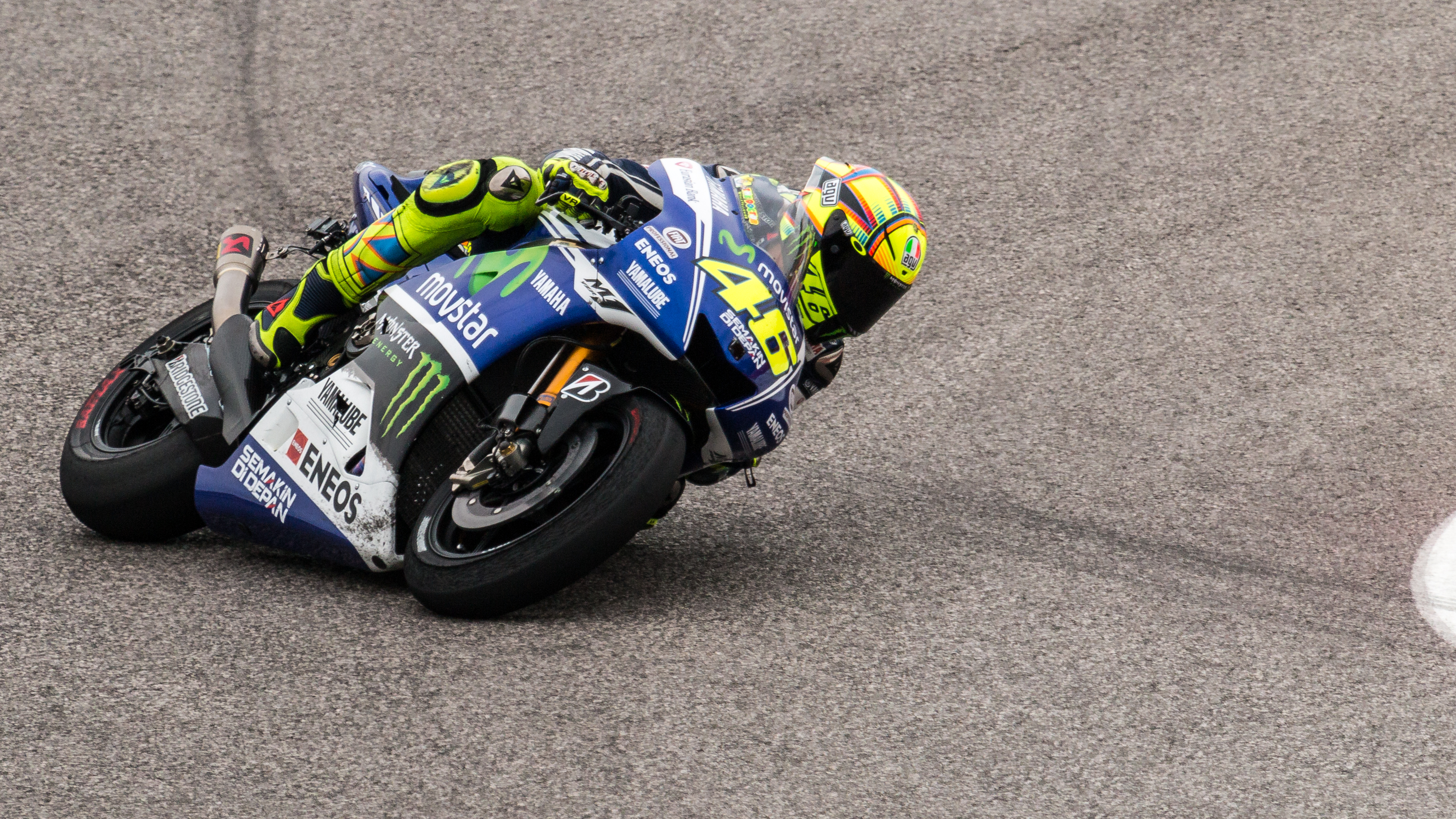 Valentino_Rossi_running_out_of_front_tire_%2814023449353%29.jpg