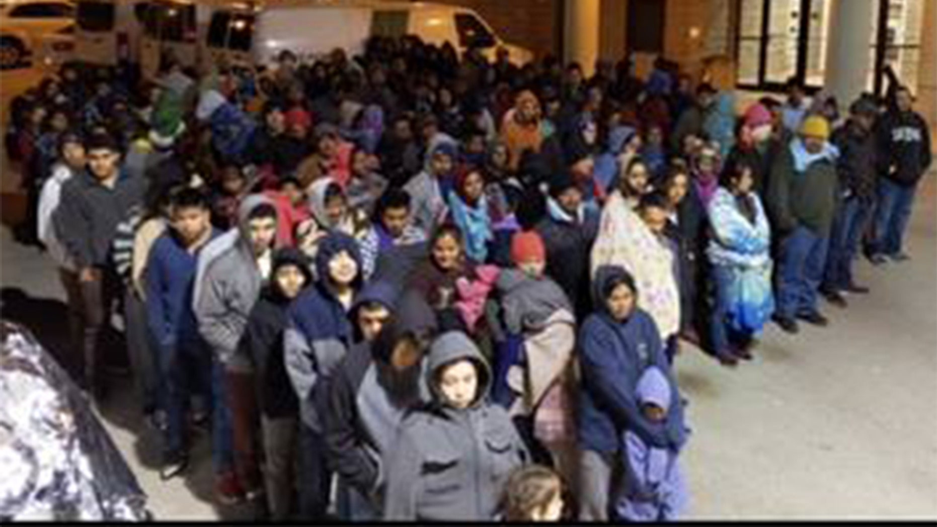 Tx-hundreds-of-Migrants-.jpg
