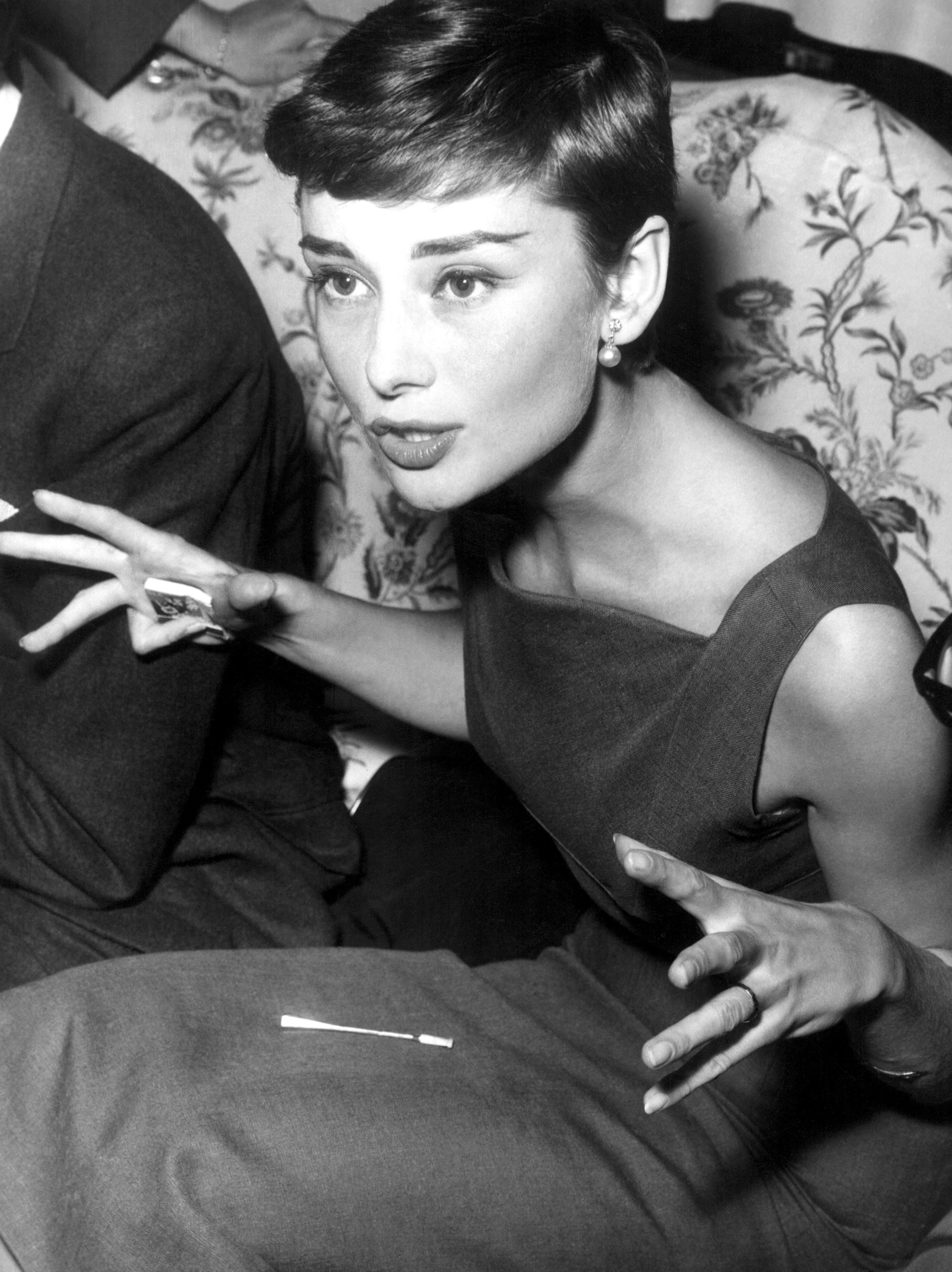 Audrey-Hepburn-sabrina-1954-12037073-1796-2400.jpg