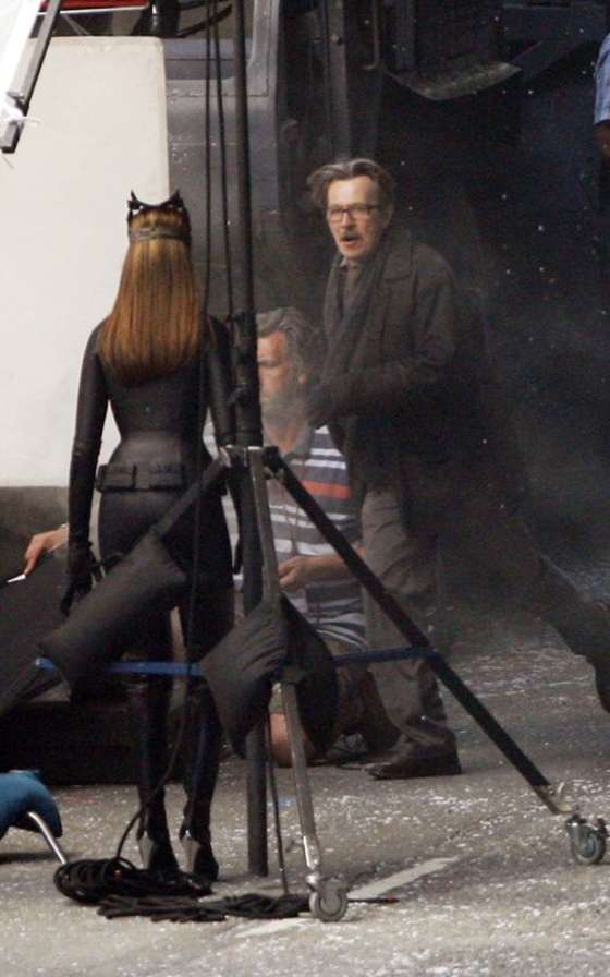 anne-hathaway-catwoman-on-set-of-the-dark-knight-rises-sept-24-13.jpg