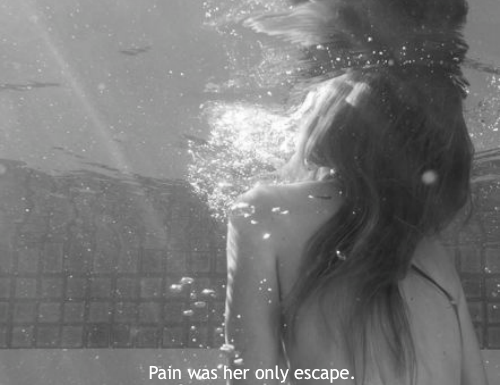drowning-girl-life-pain-Favim.com-1053377.png