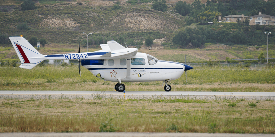 ampaire-337-hybrid-e-flugzeug-hybrid-electric-aircraft-01-min-888x444.png