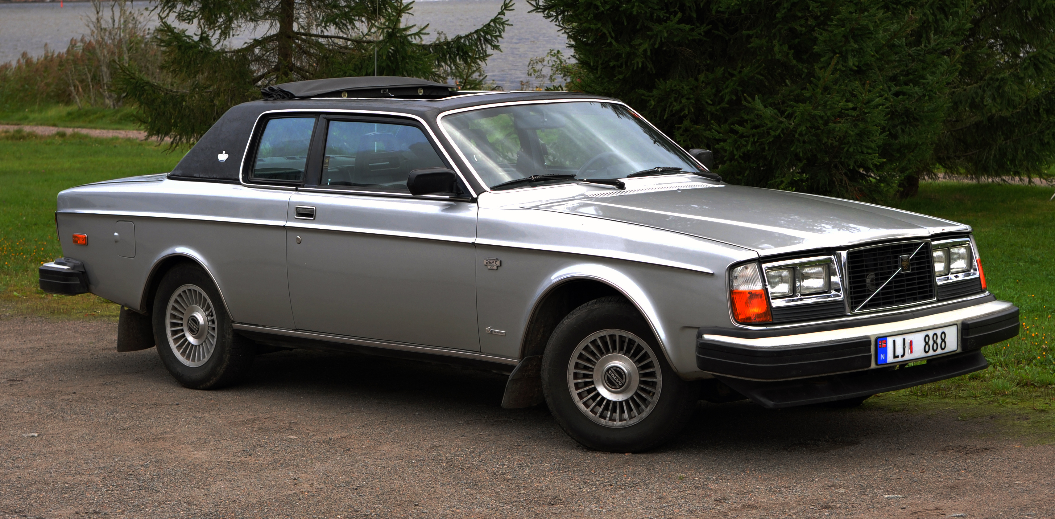 1978_Volvo_262_Coup%C3%A9_Bertone.jpg