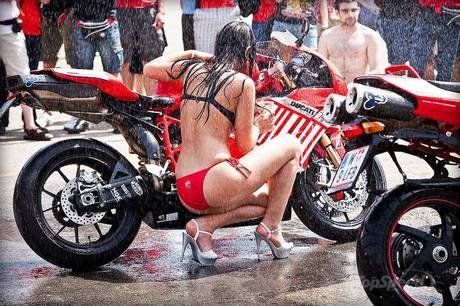 sexy-bike-wash-at-th-2_460x0w.jpg