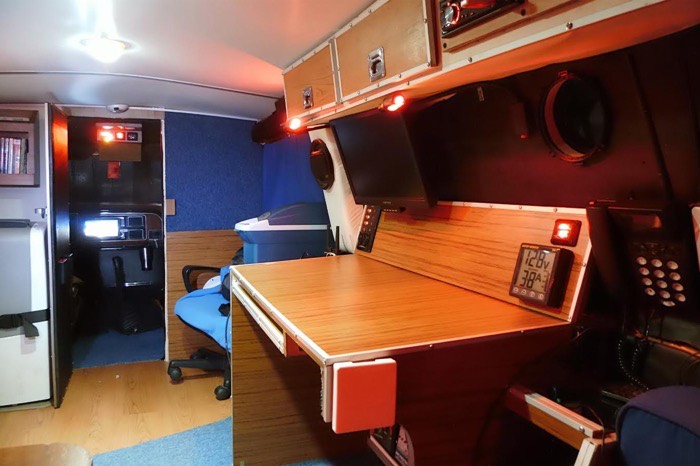 Mans-DIY-Micro-Office-and-Camper-Van-006.jpg