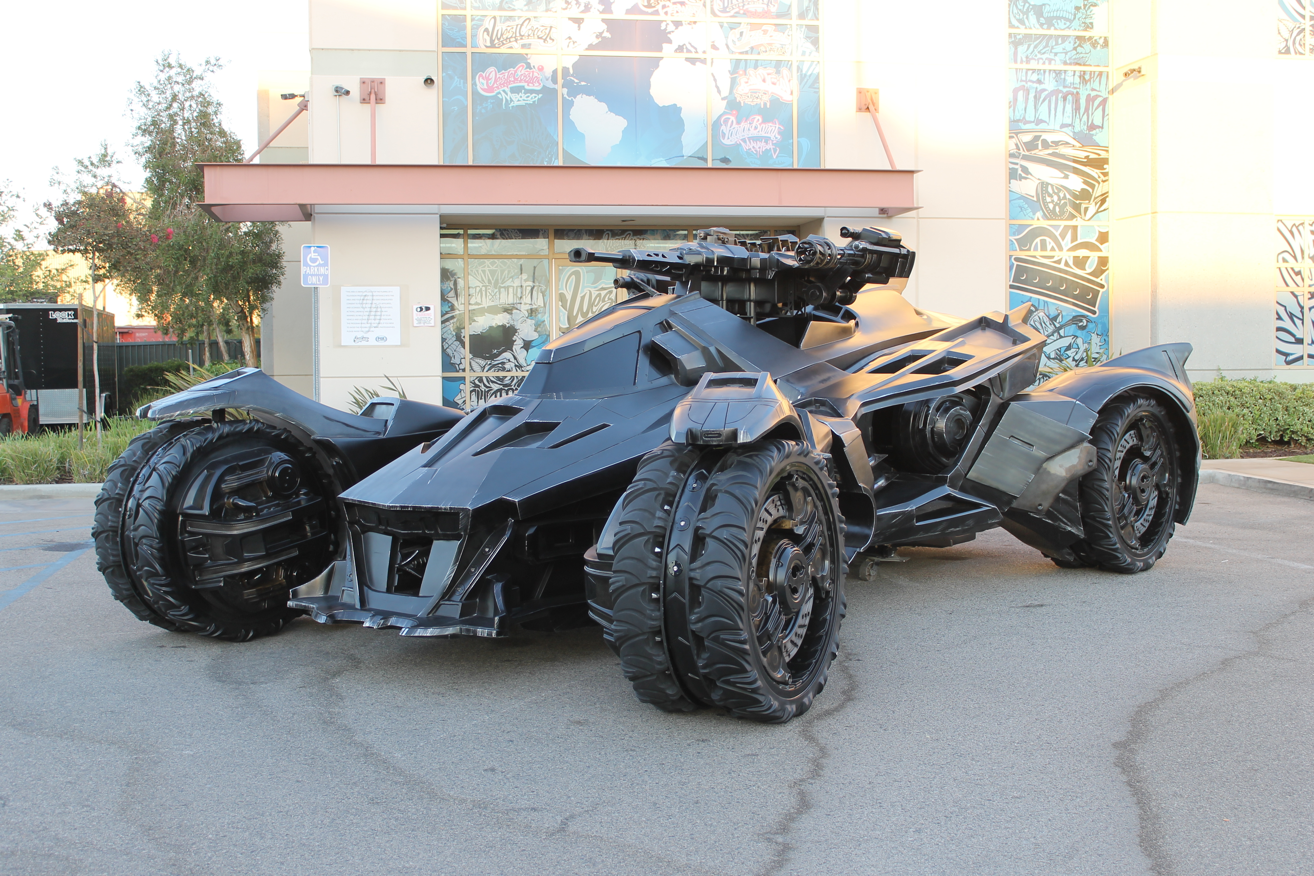 the-real-life-batmobile-from-batman-arkham-knight-rocks-99501_1.jpg