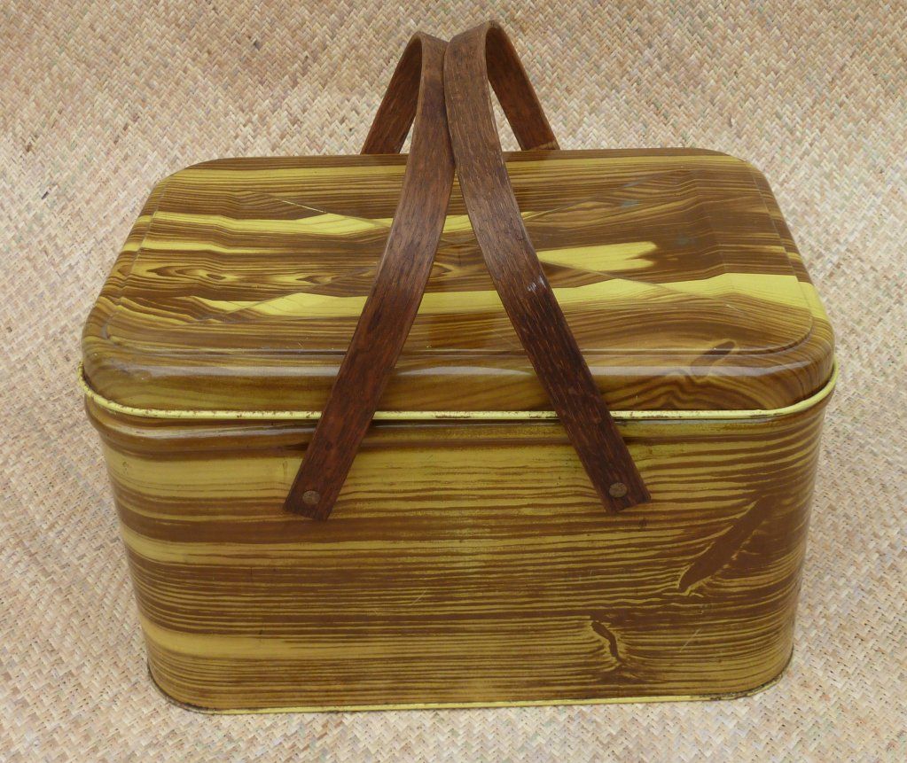 vintage_wood_effect_picnic_basket.jpg