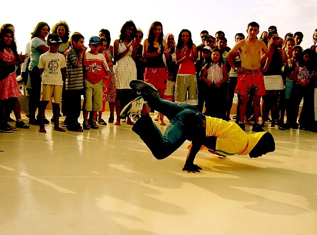 640px-B-boy_breakdancing.jpg