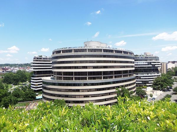 800px-2013_Watergate_complex_02_600x.jpg